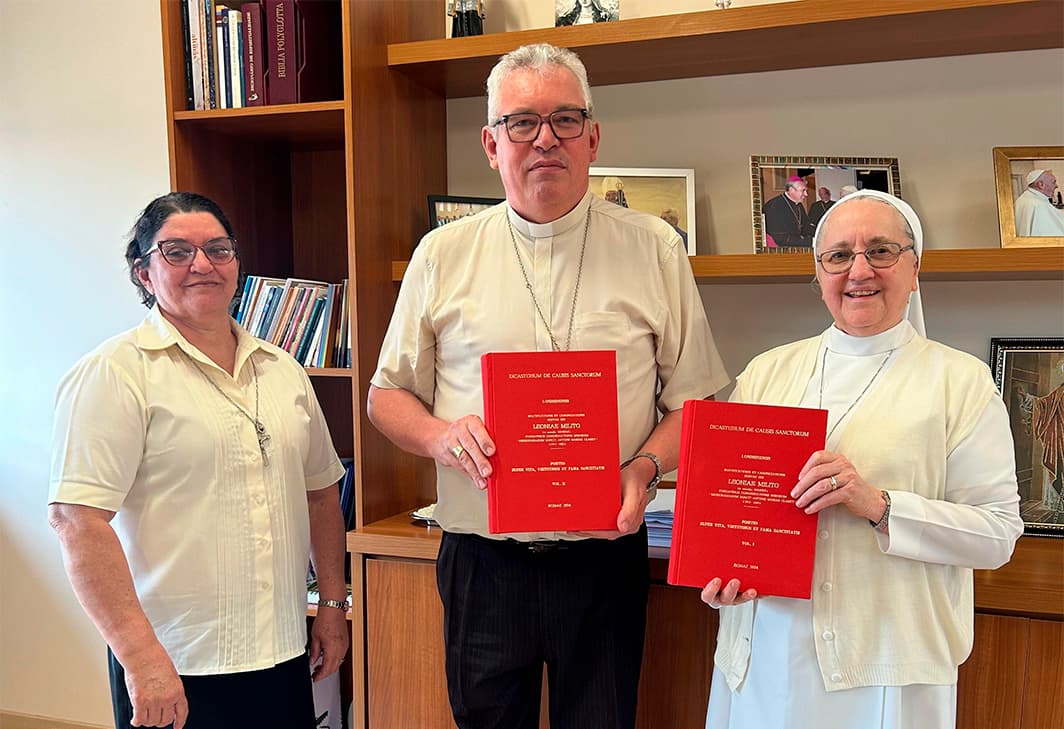 Dom Geremias recebe “Positio” sobre a Serva de Deus Madre Leônia